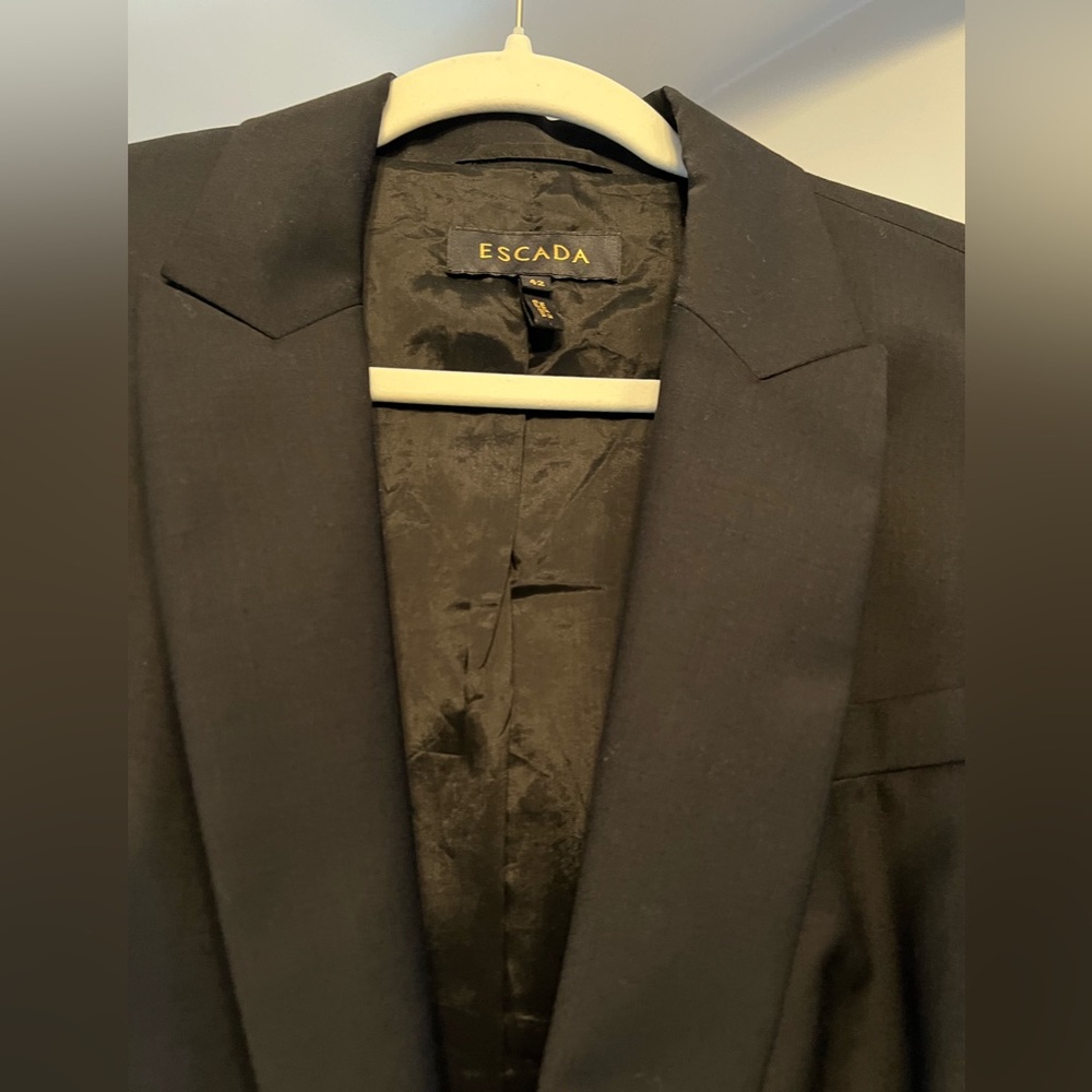 ESCADA ~ Stunning Suit Blazer in Black
